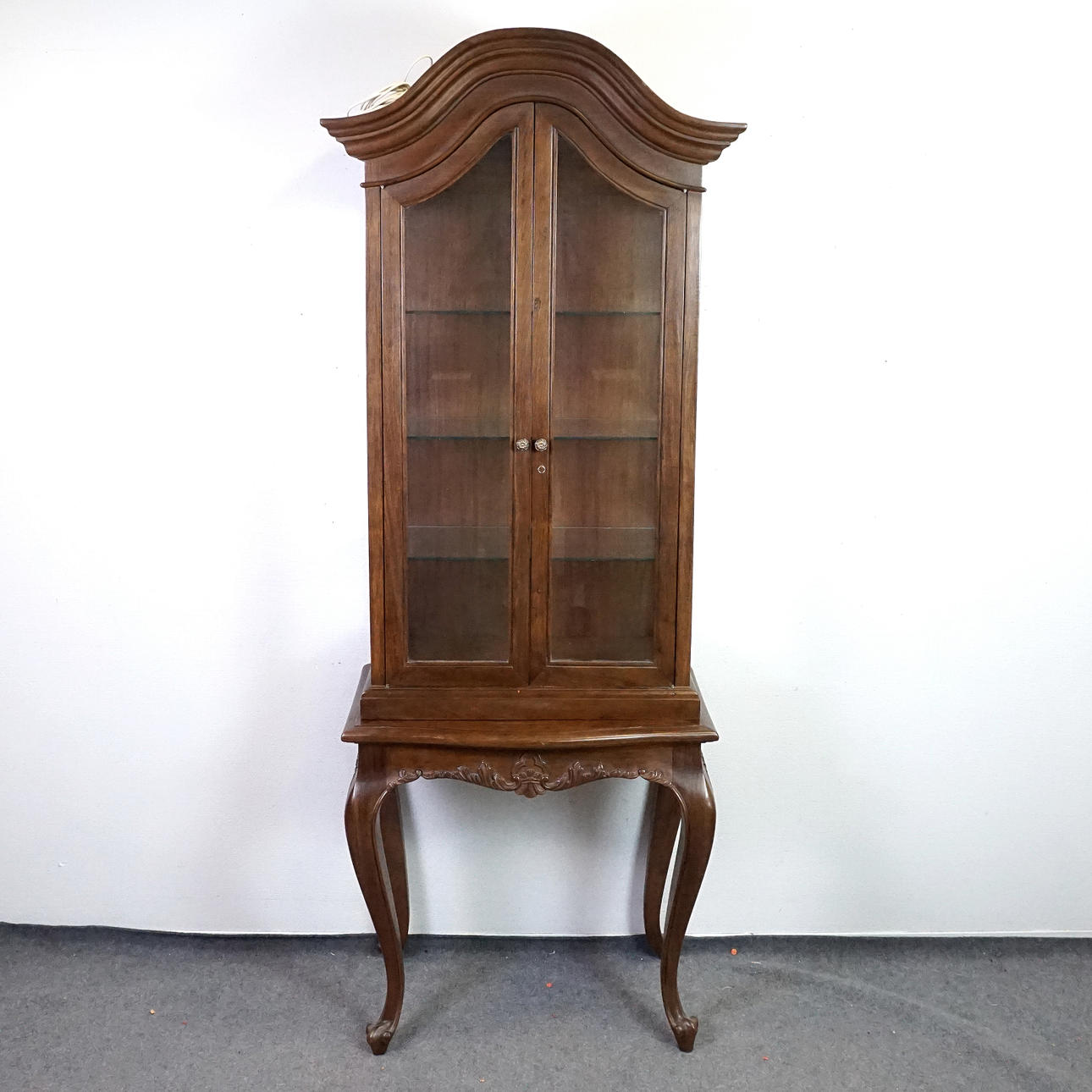 NÄYTTÖKAAPPI, 2 kpl, puu.