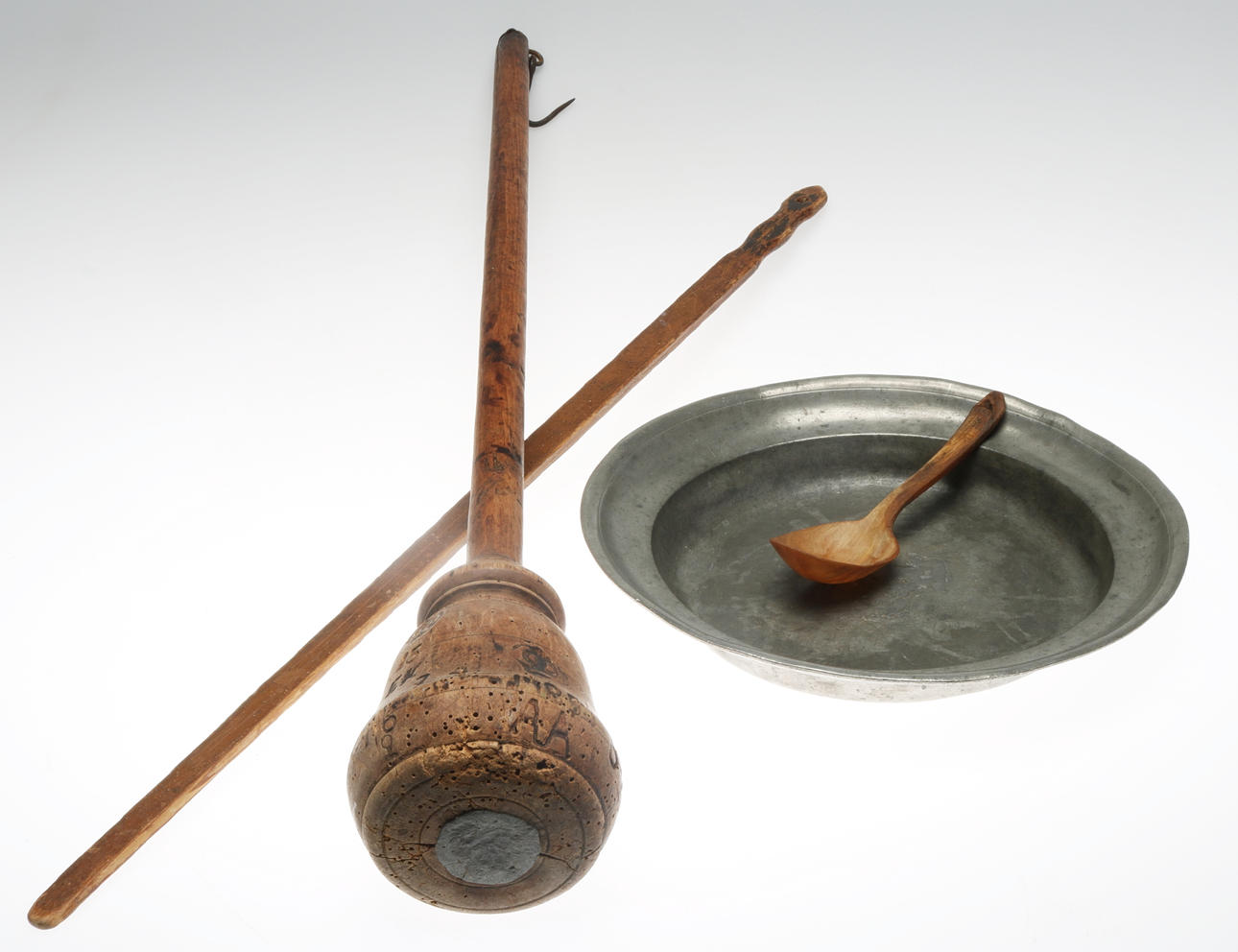 ALLMOGEFÖREMÅL, 4 st, trä och tenn, 17/1800-tal.