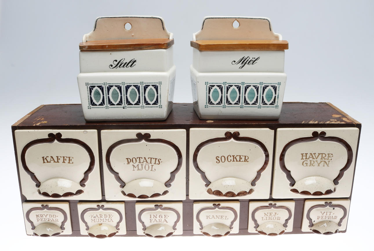 KRYDDHYLLA samt KRYDDBURKAR, 3 delar, keramik och trä, bland annat Pyro Gustavsberg, 1900-talets mitt.