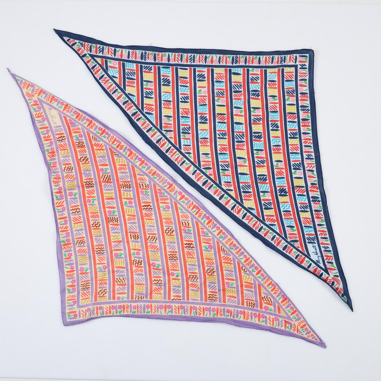 MARY QUANT. 2 st scarf, bomull, polykrom dekor, märkta.