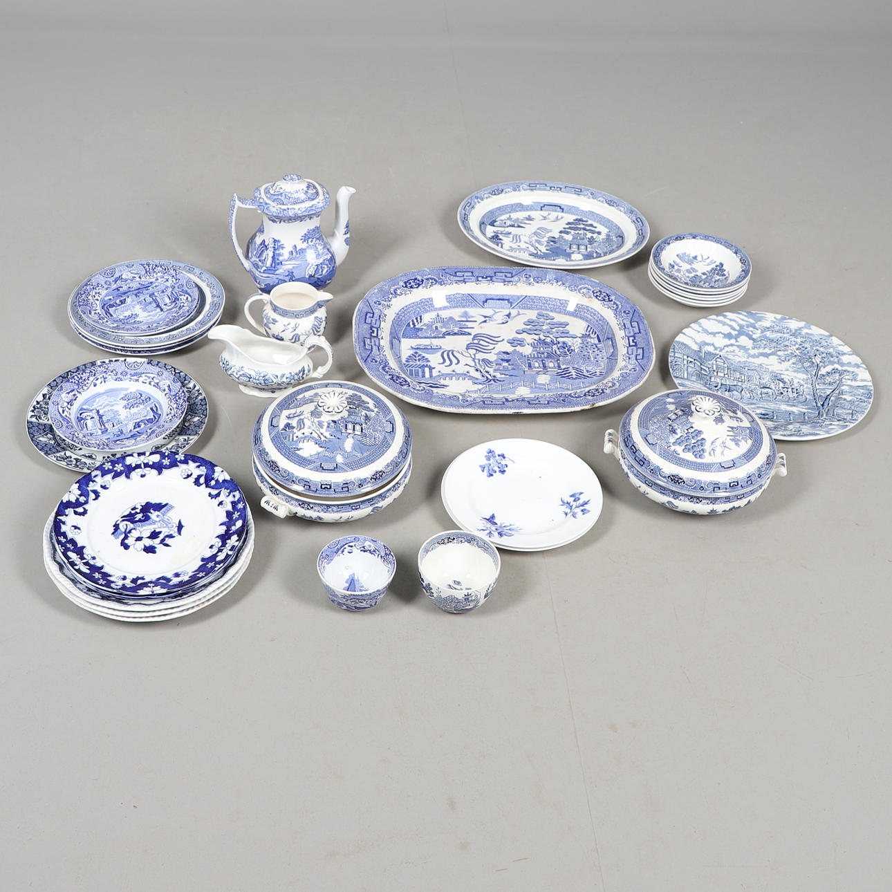 EN SAMLING AV BLÅTT OCH VITT PORSLIN.