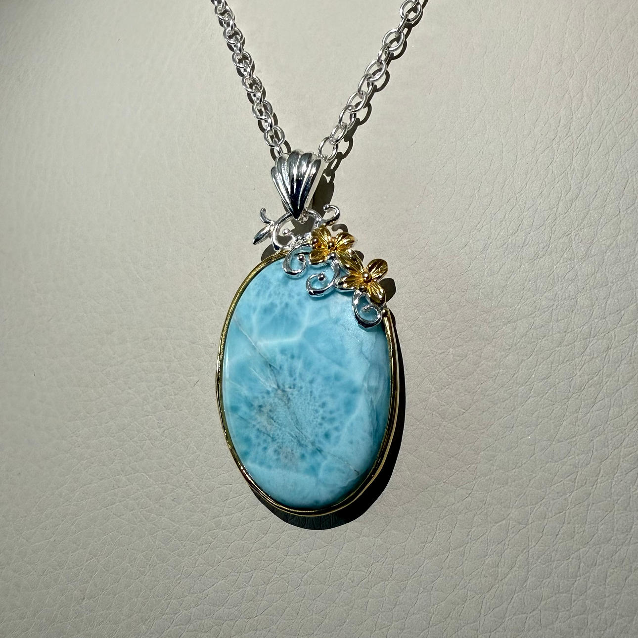 NECKLACE in silver with larar stones.