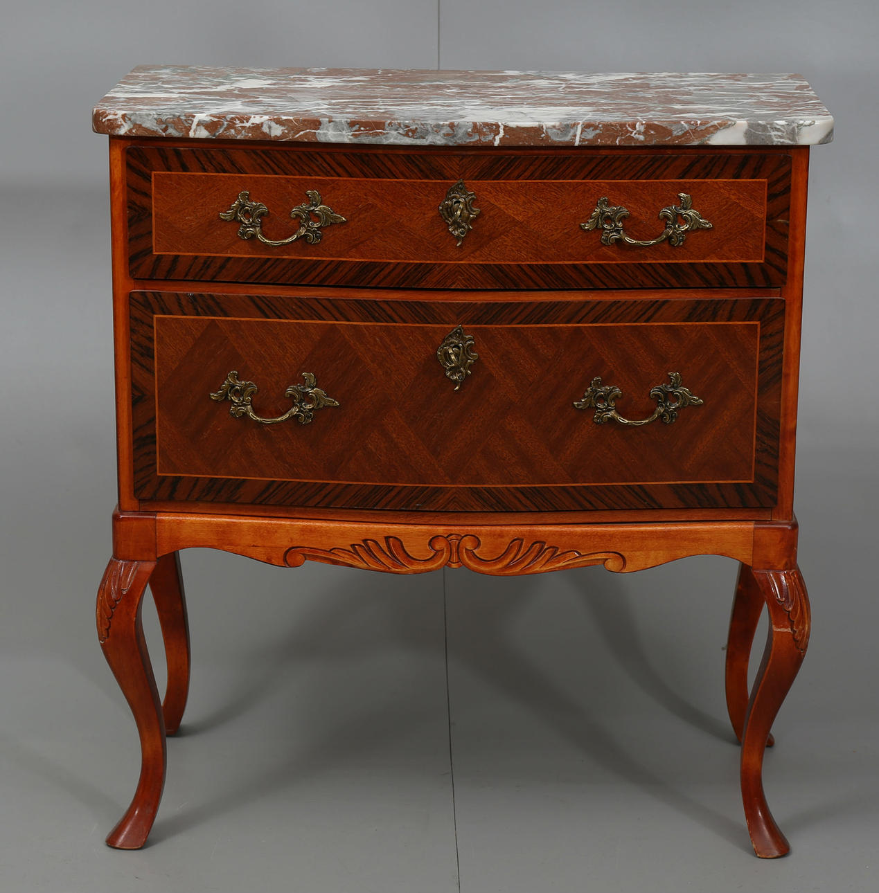 BYRÅ MED STENSKIVA, olika träslag, 2 lådor, nyrokokostil, 1900-talets andra hälft.