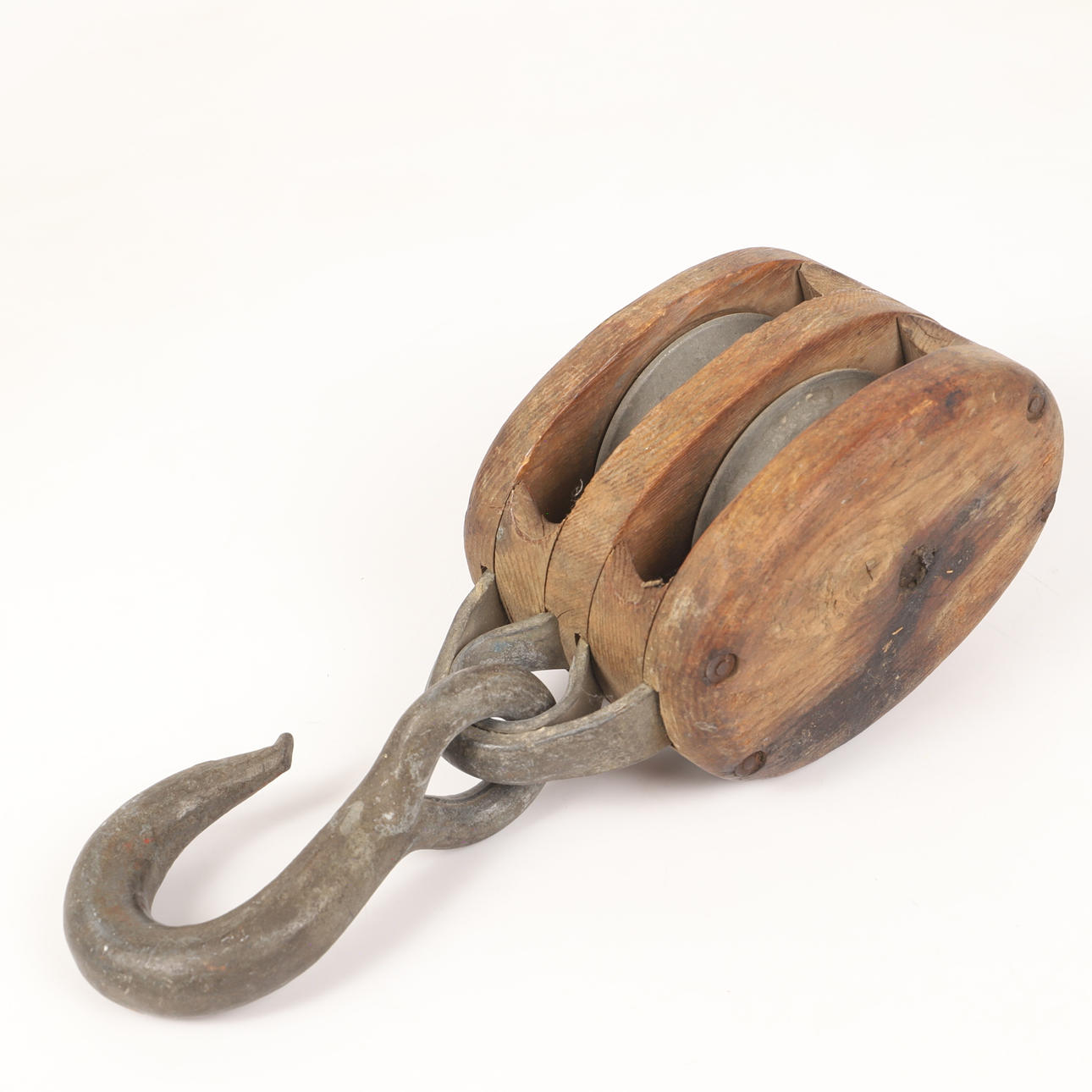 BLOK, træ med jernkrog, 1800/20. århundrede.