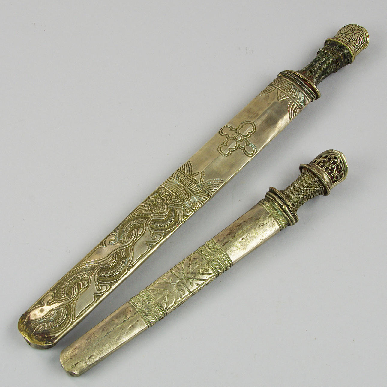 SVÄRD SAMT DOLK, Tibet, 1800-tal, försilvrade.