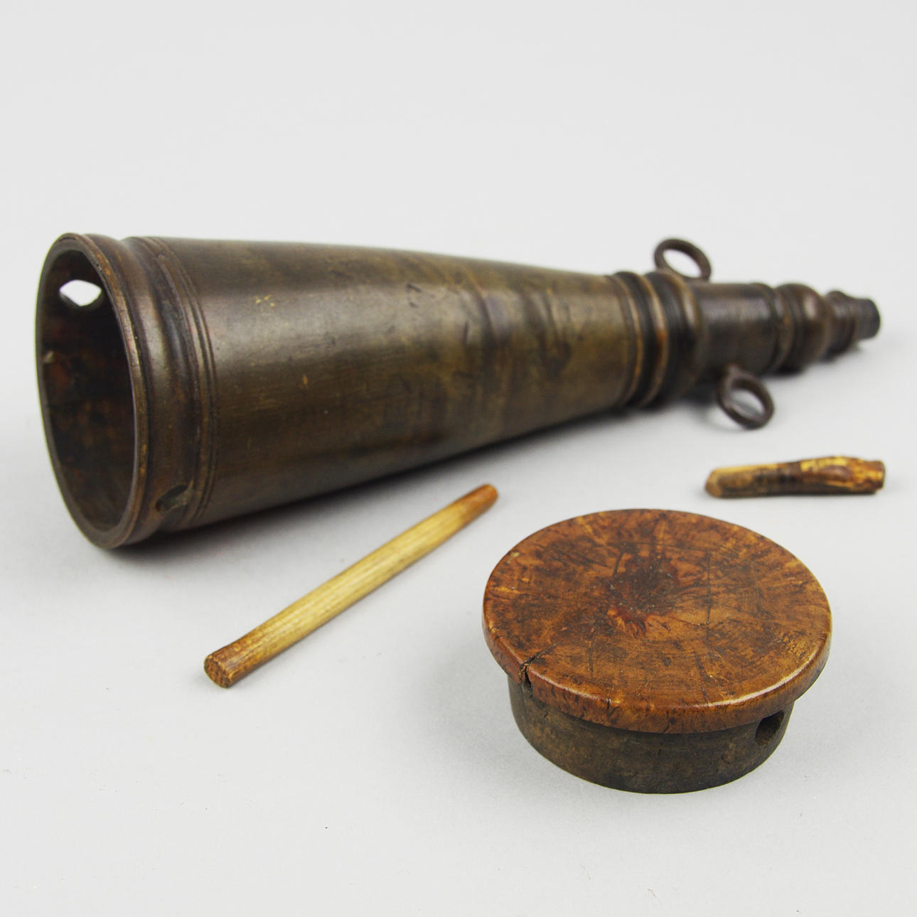 KRUTFLASKA, horn/masurbjörk, Danmark, 1700-tal.
