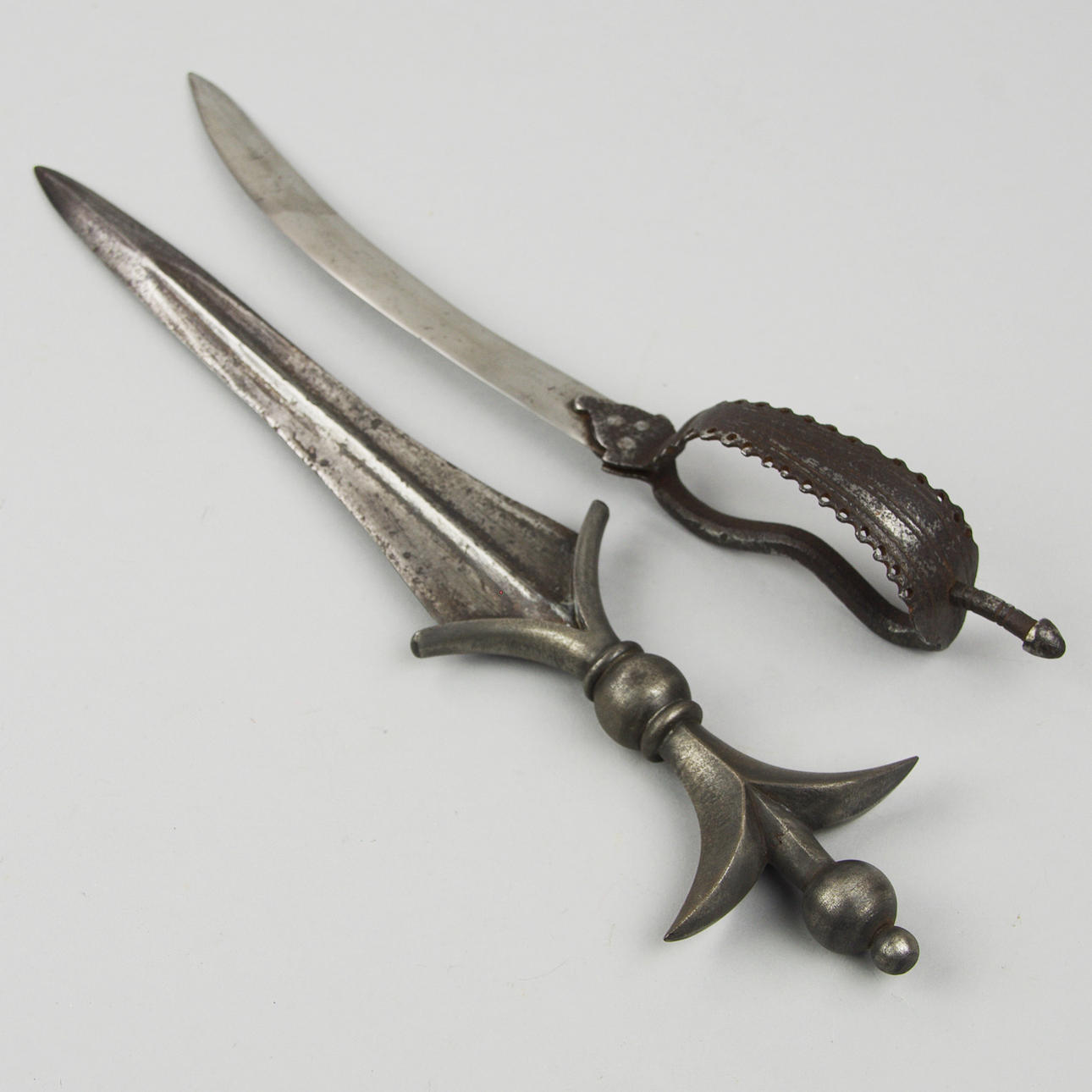 DOLKAR, 2 stycken, Indien, 1800/1900-tal.