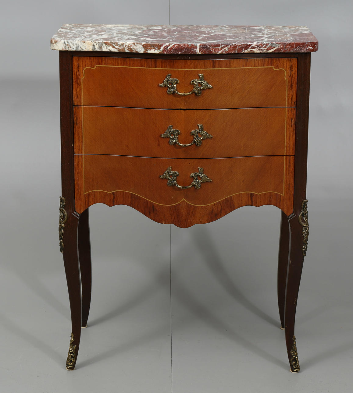 BYRÅ MED STENSKIVA, olika träslag, 3 lådor, nyrokokostil, 1900-talets andra hälft.