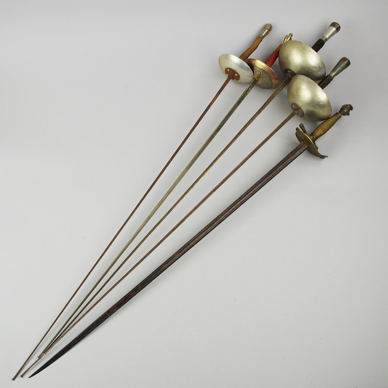 VÄRJA SAMT 4 FLORETTER.