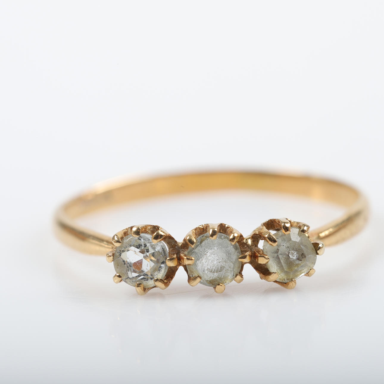 SORMUS, 18 K kultaa, fasettikivet.