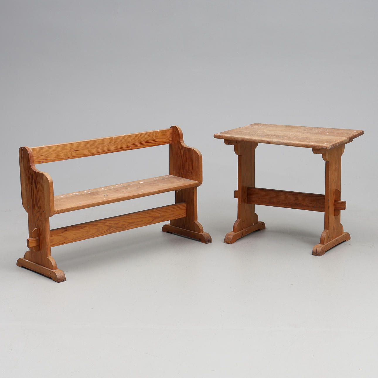 SKOLEBÆNK. Bord og bænk, træ.