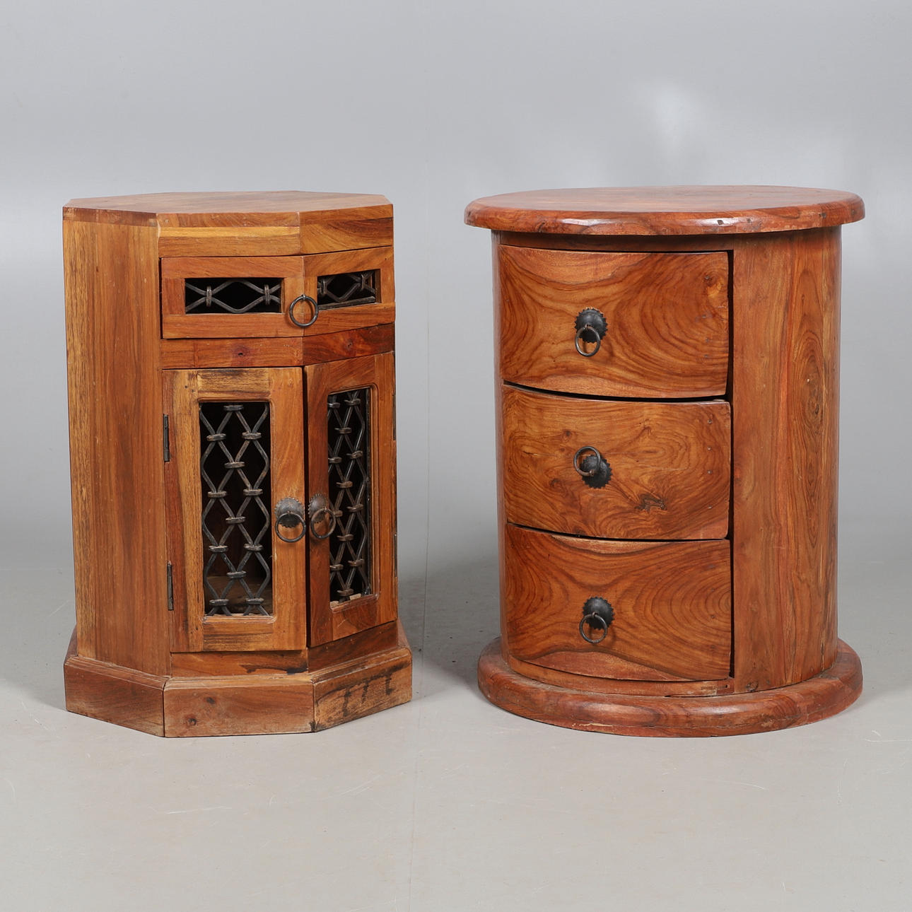 TVÅ MANGO TRÄ BYRÅLÅDOR.