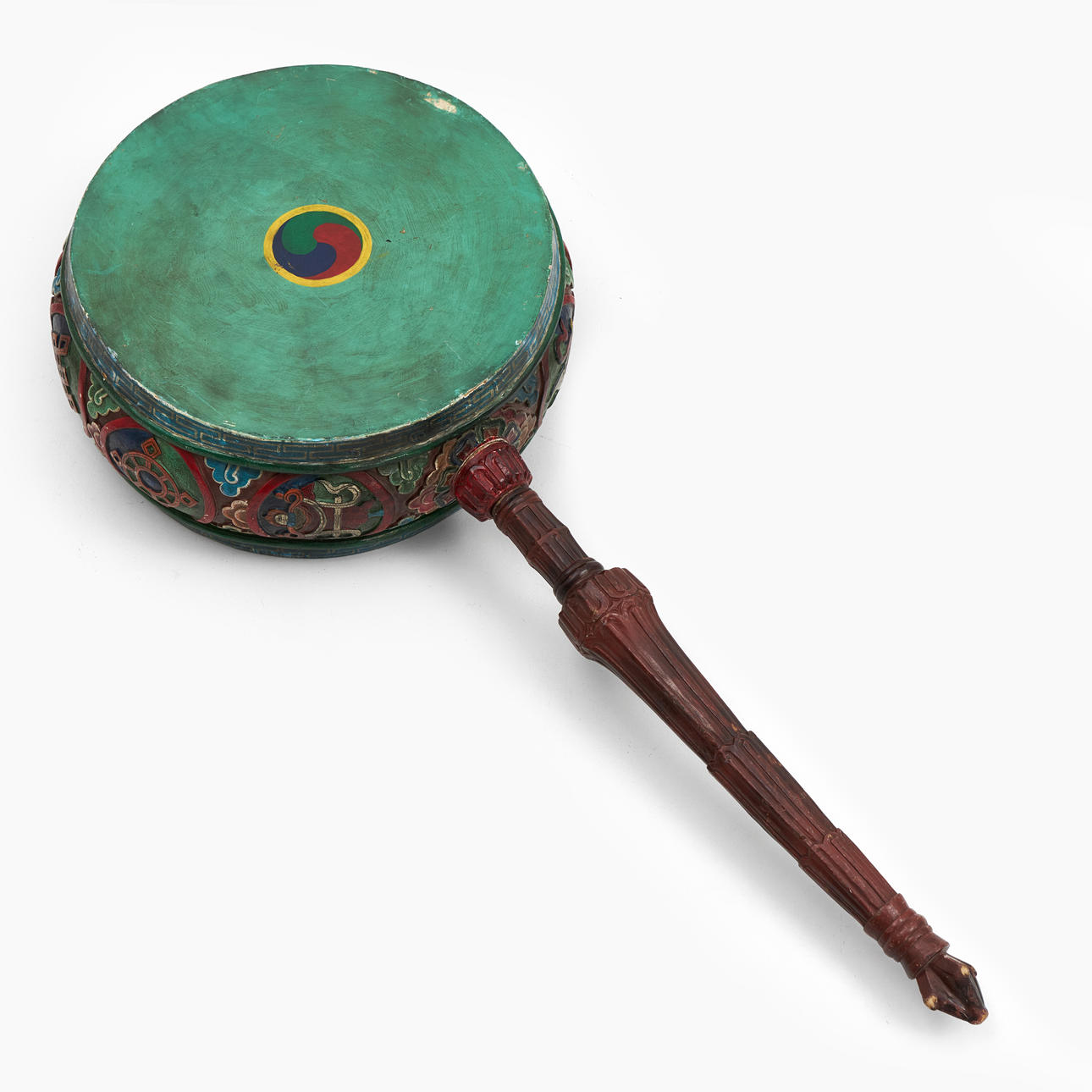 Eine tibetische Trommel, geschnitzt und polychrom bemalt.