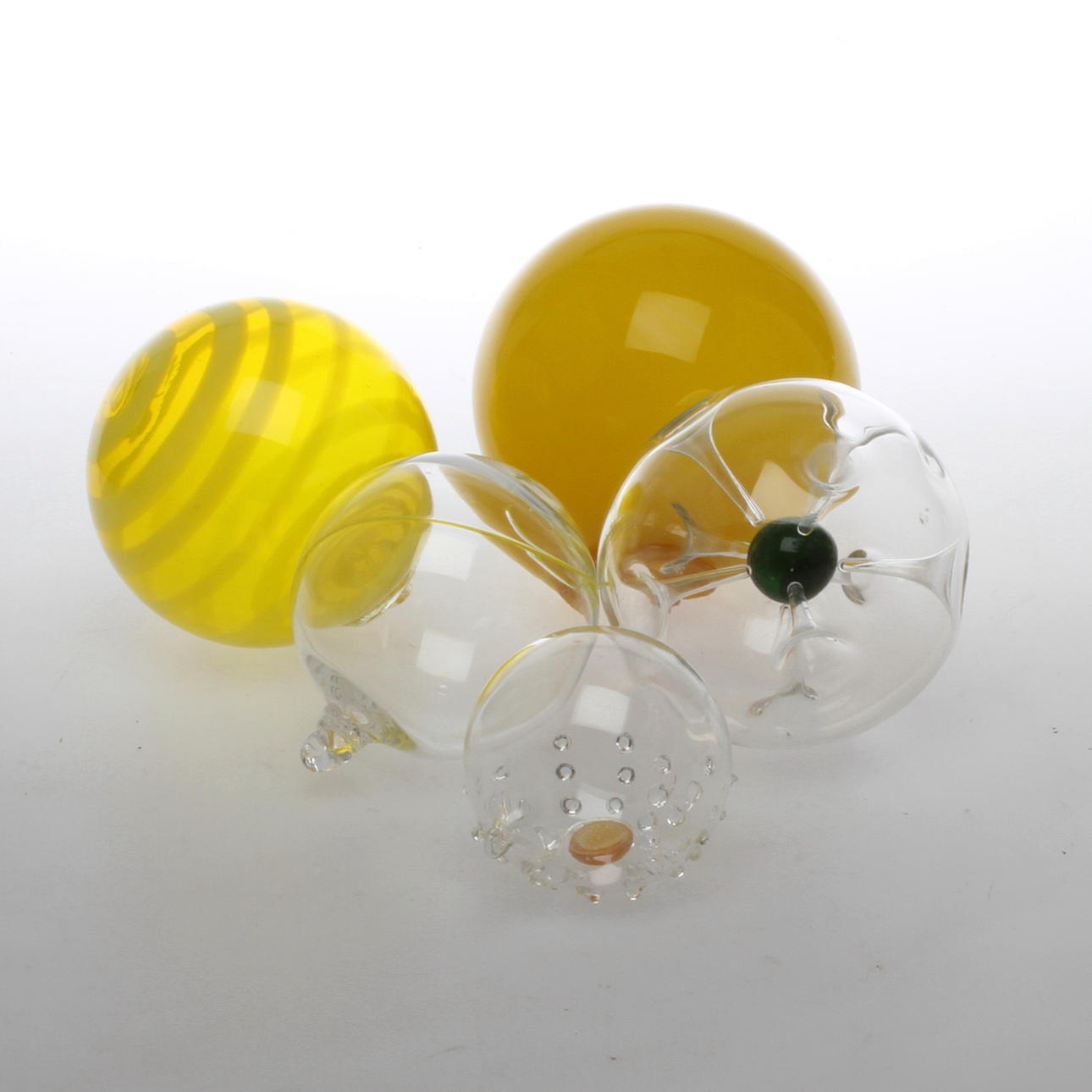 GLASKULOR / FÖNSTERHÄNGEN samt RUMSSMYCKE, 5 delar, glas.