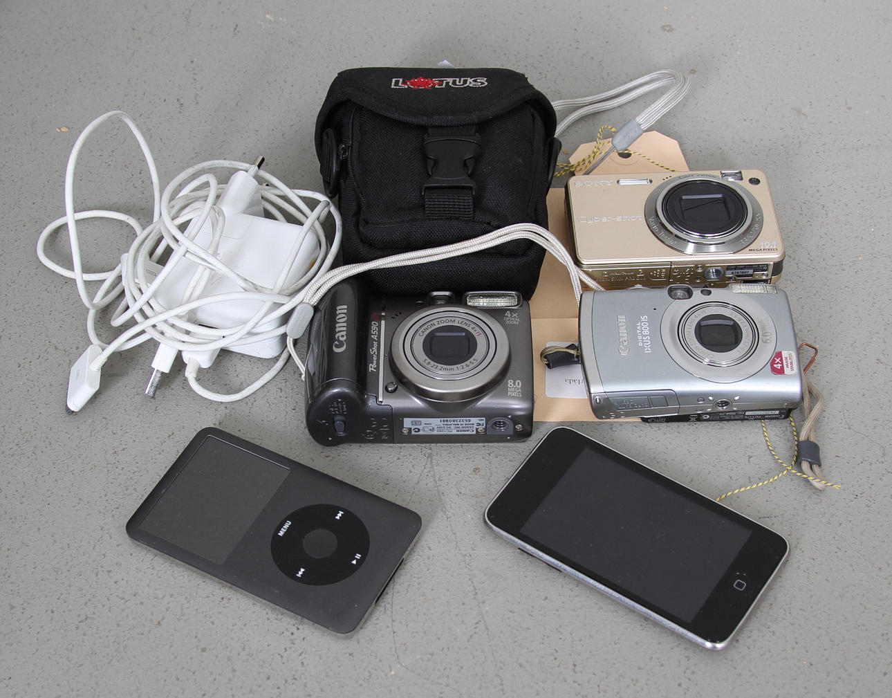 KAMEROR, 3st, samt MP3-SPELAR, 2st.