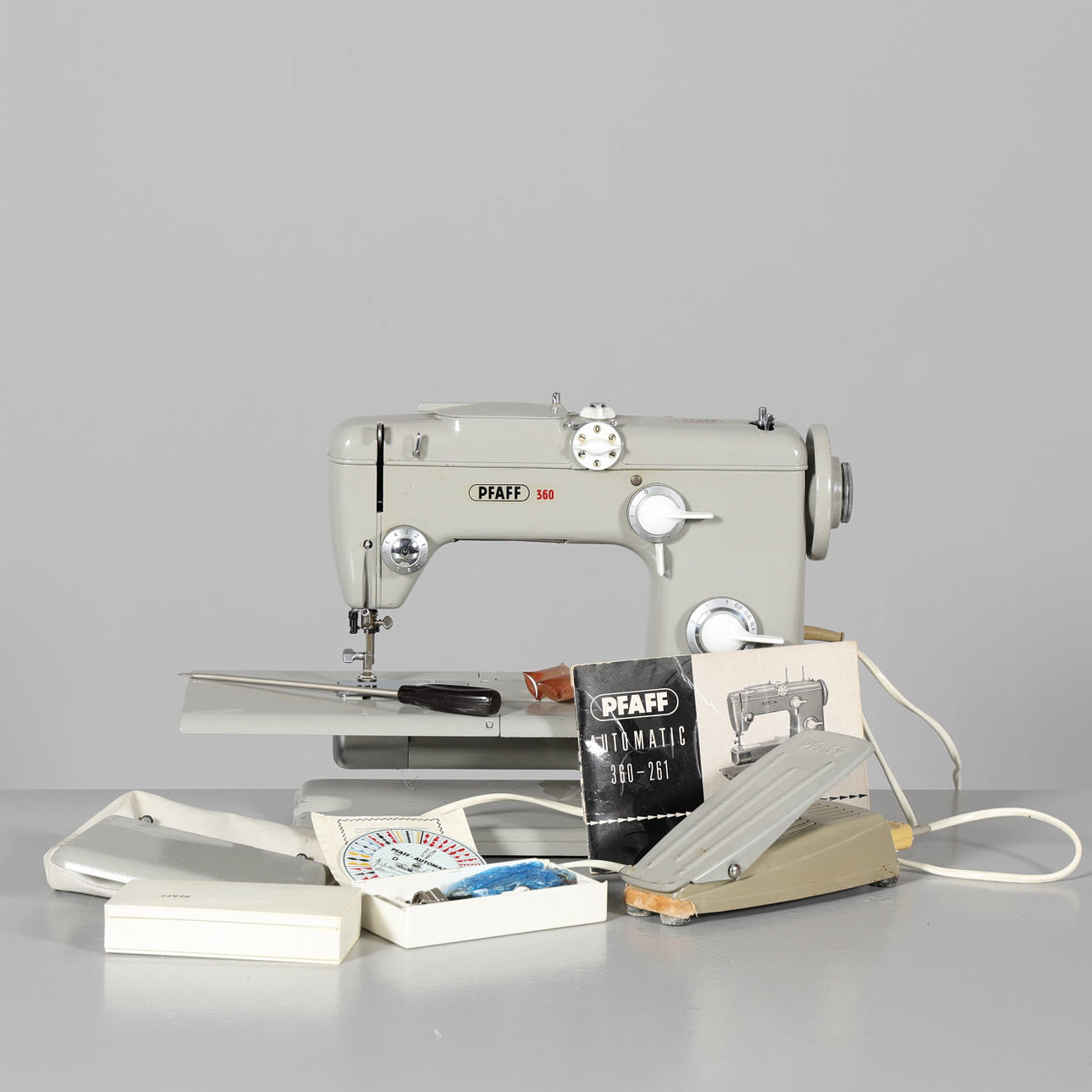 SYMASKIN, Pfaff 360, med tillbehör.