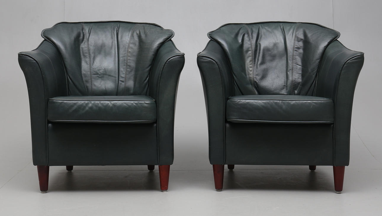 FÅTÖLJER, ett par, skinn, 1900-talets senare del.