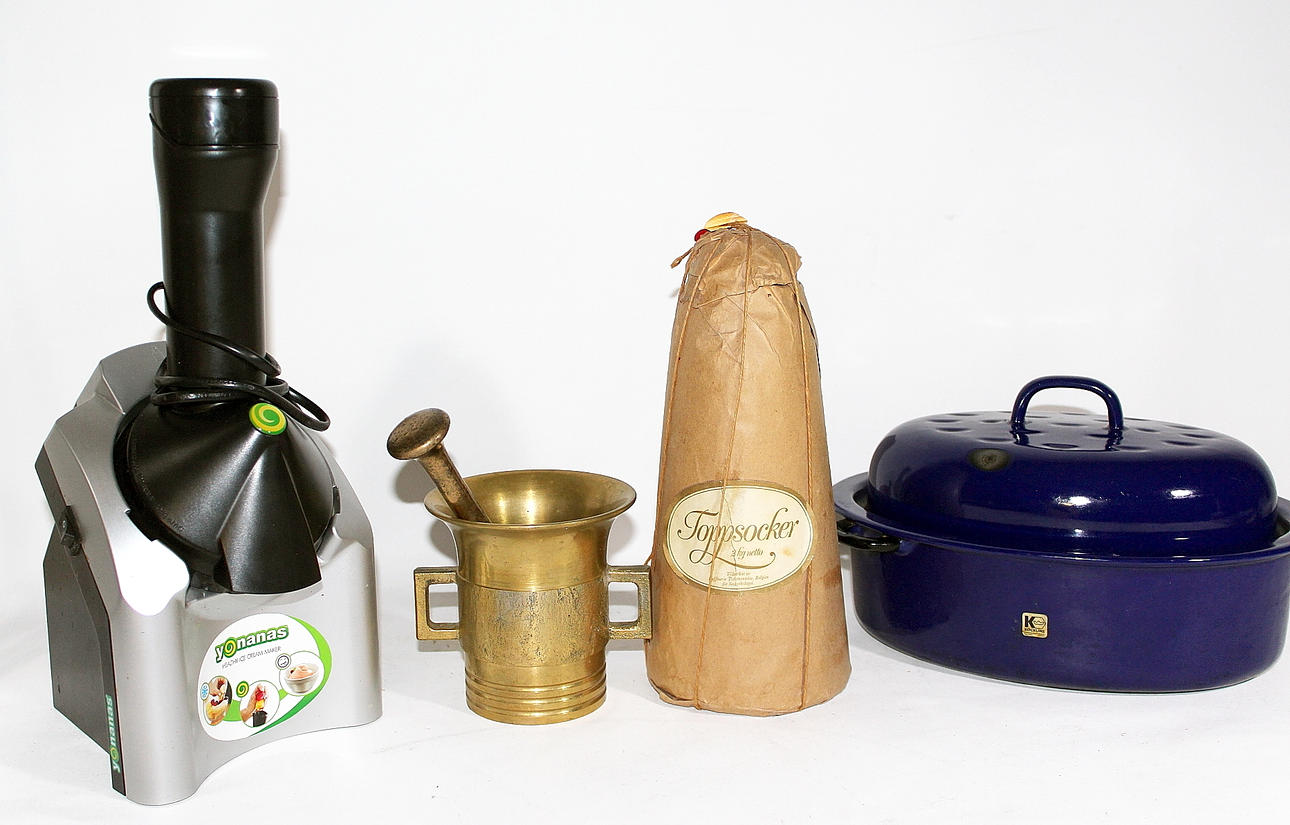 HUSHÅLLSARTIKLAR, juicepress , mortel, gjutjärnsgryta och sockertopp.