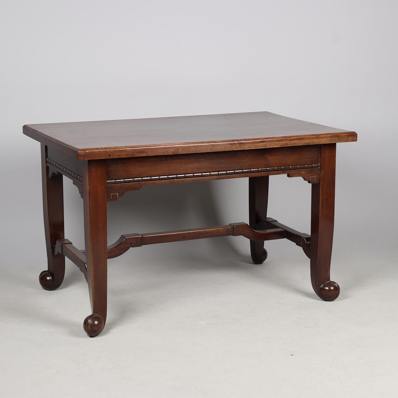 Bord af mørkbejdset mahogni, 1900-tallets første halvdel.