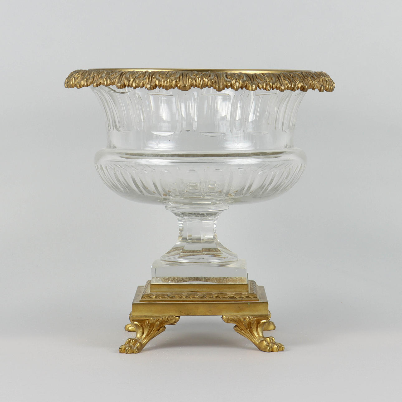 SCHALE, geschliffener Kristall mit Metalldetails.