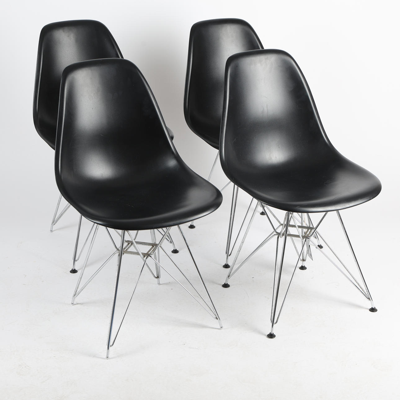CHARLES & RAY EAMES. Tuolit, 4 kpl, ”Eames Plastic Side Chair” Vitra, 2005.