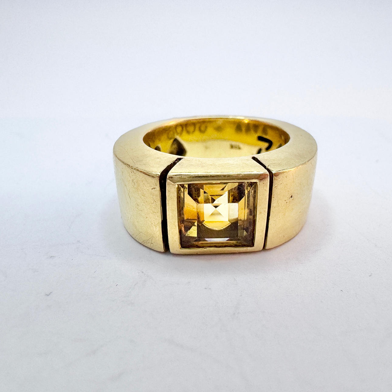 Ring 18k guld med citrin. 21,5 gram.