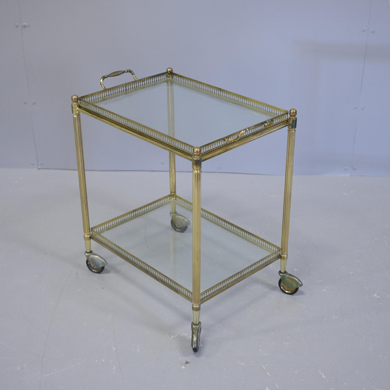 TARJOILUVAUNU PYÖRILLÄ, MESSINKI JA LASI.