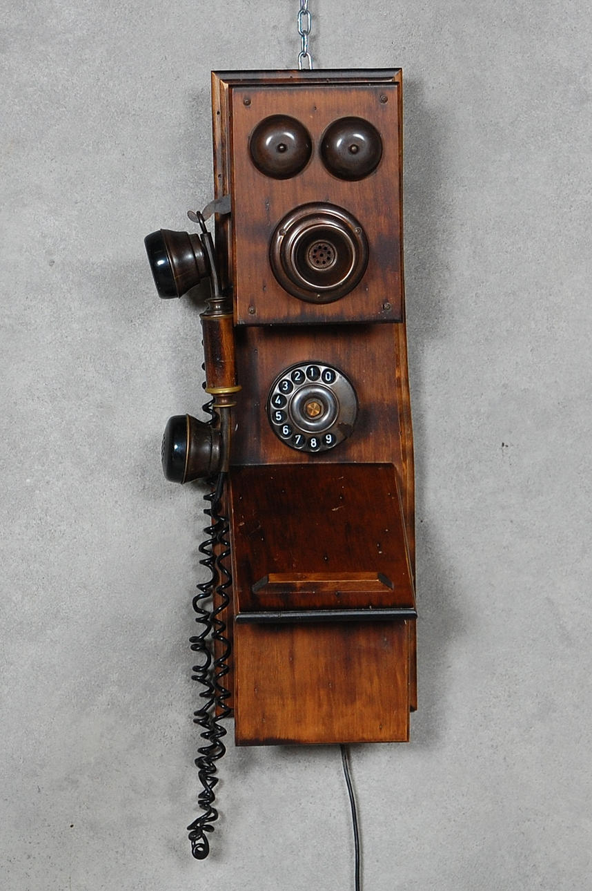 VÄGGTELEFON efter äldre modell.