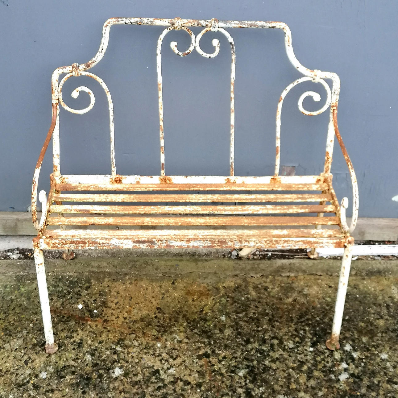 Antike schmiedeeiserne Kinderbank mit Gurtarbeitssitz.