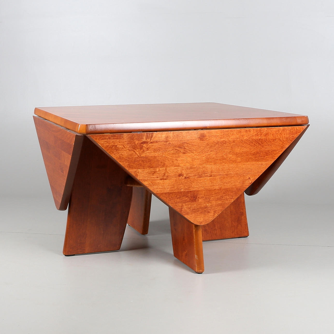 SOFFBORD, betsad körsbär, 1900-talets andra hälft.