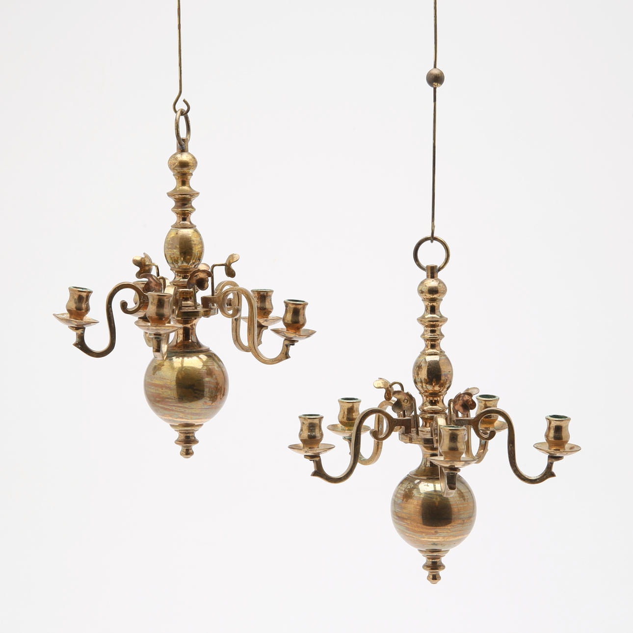 Ein Paar Messing-Kronleuchter, Miniaturen.