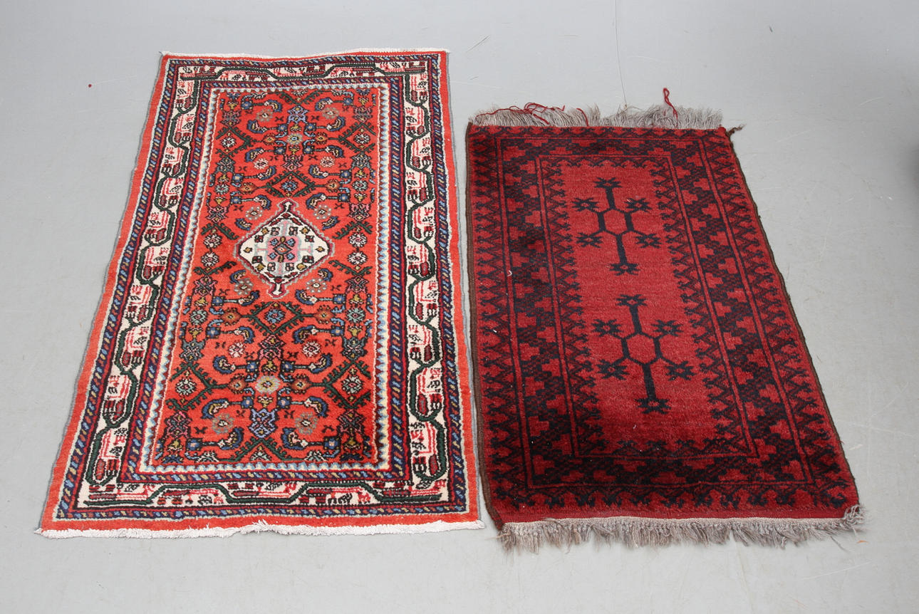 MATTOR, 2 st, orientaliska, ca 96 x 66 resp. 120 x 74 cm.