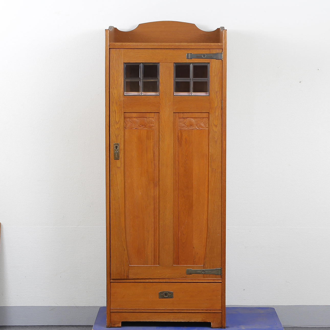 GARDEROBE, JUGENDSTIL, EICHE, APFEL, ERSTE HÄLFTE DES 20. JAHRHUNDERTS.