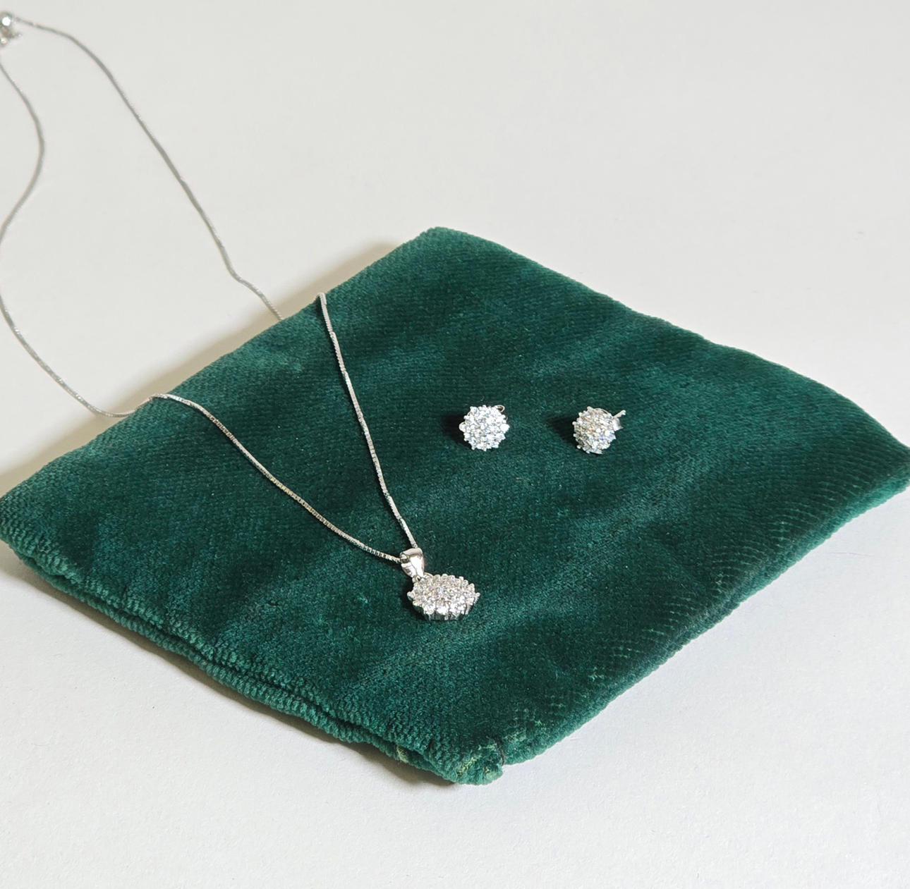 COLLAR Y PENDIENTES DORMILONAS ROSETÓN EN PLATA Y CIRCONITAS.