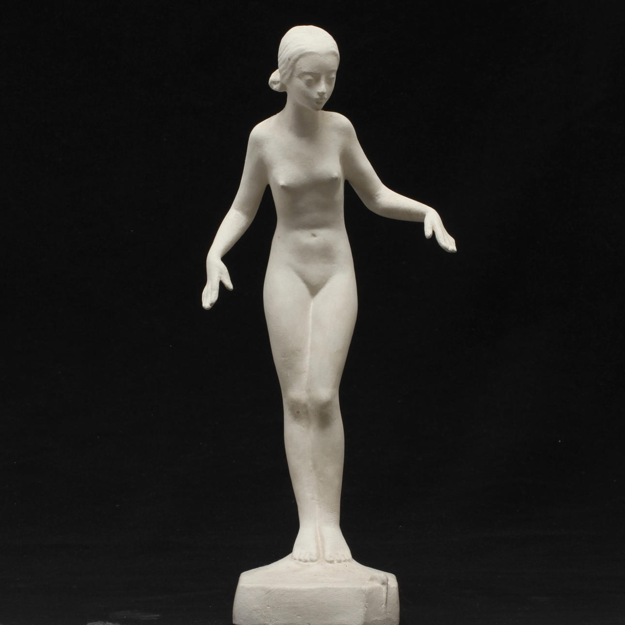 CARIN NILSSON. Musen, skulptur, gips, signerad och daterad 1933.