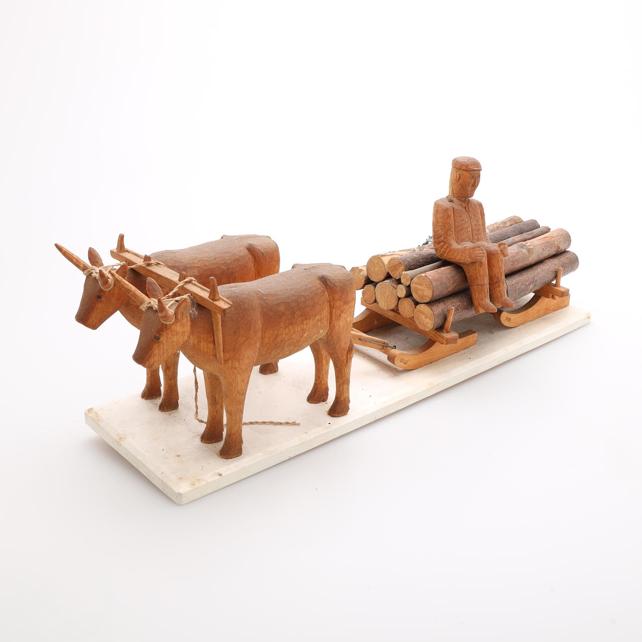 TRÄSKULPTUR, Skotning med oxar. Konst - Skulptur - Auctionet