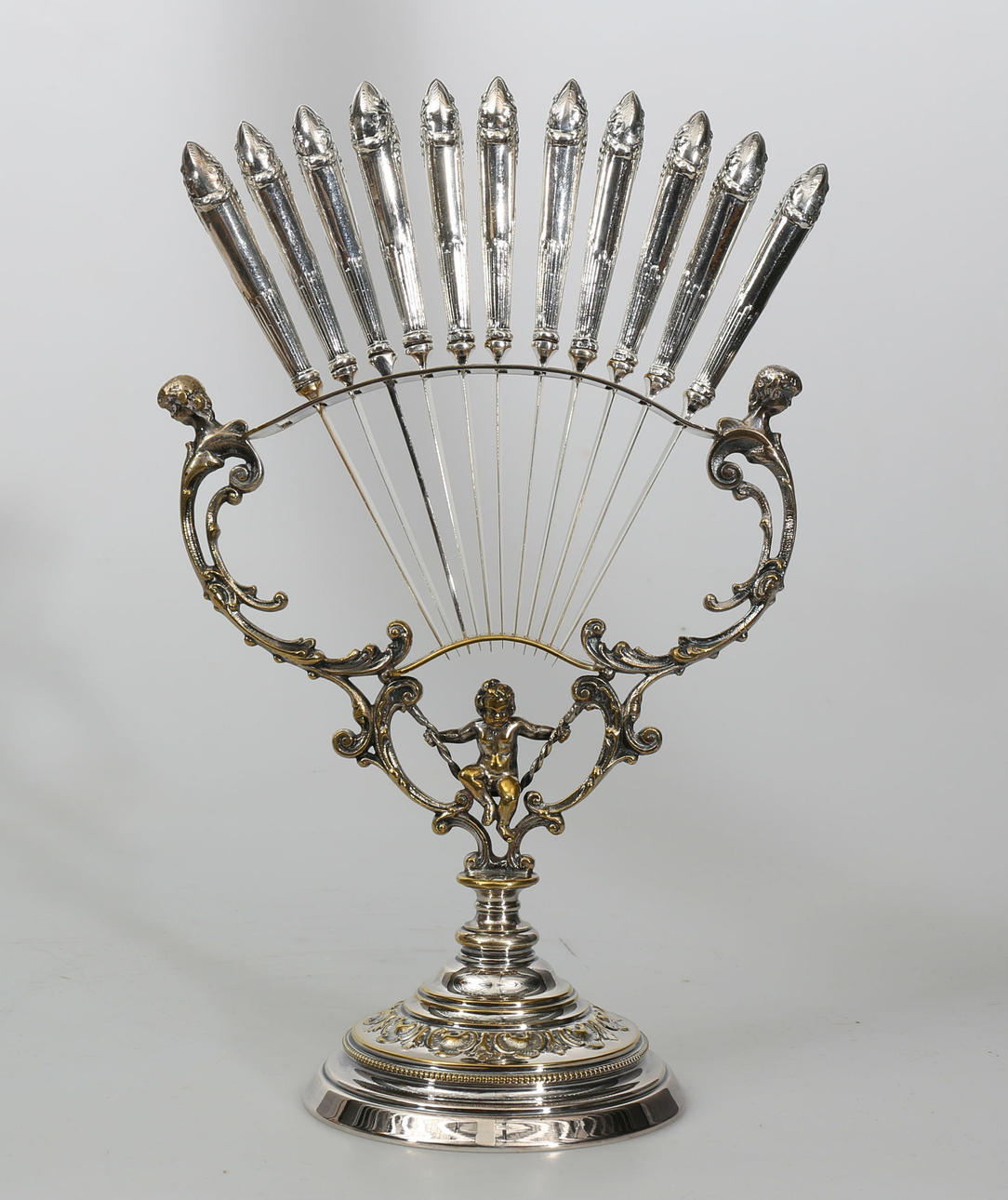 FRUKTKNIVSTÄLL MED KNIVAR, nysilver, 1900-talets första hälft.