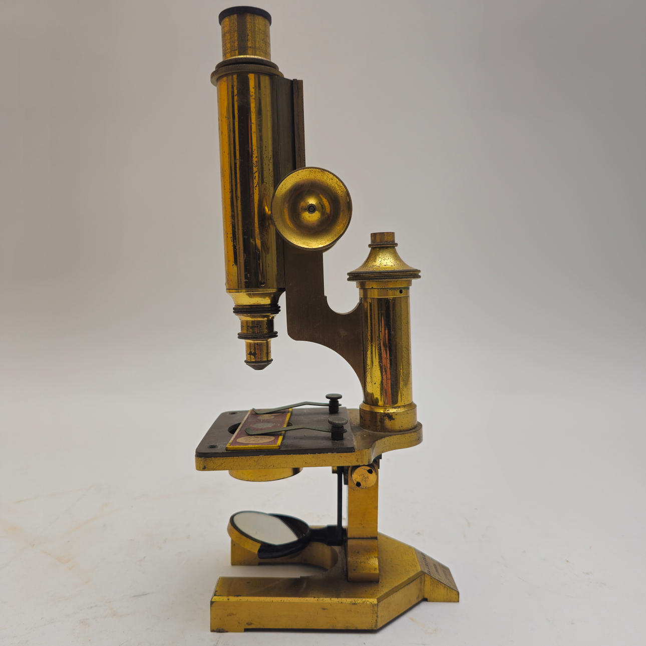 R&G MÄSSINGSMIKROSKOP.