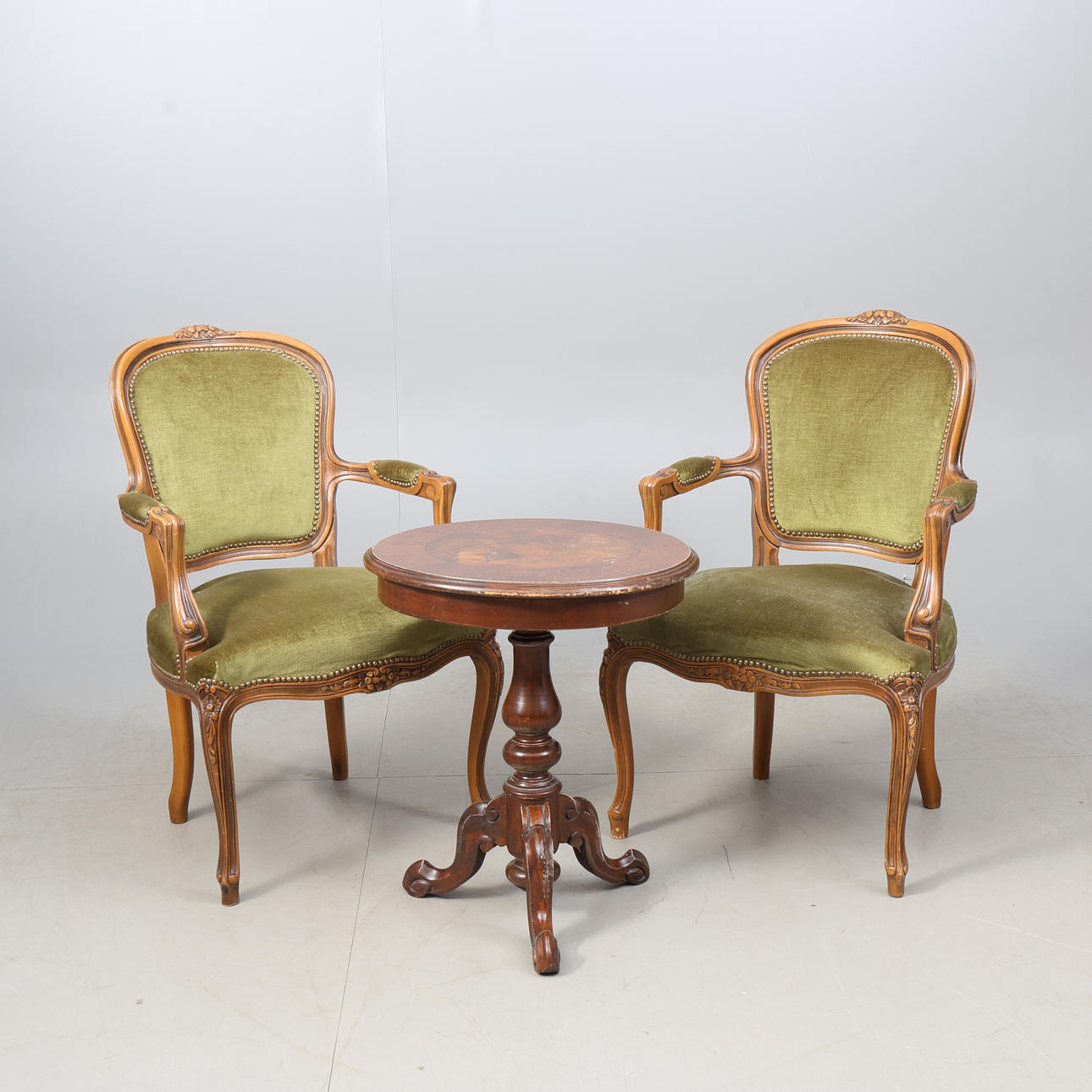 SITTGRUPP, 2 stolar samt bord.