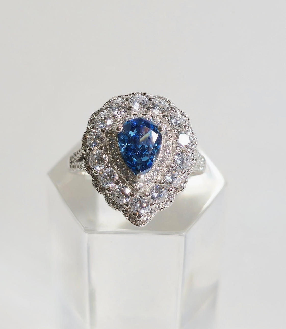 ART DECO STYLE SILVER RING.