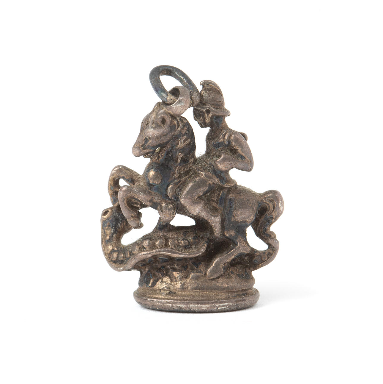 HÄNGE. St. Göran och draken, silver, ostämplad.