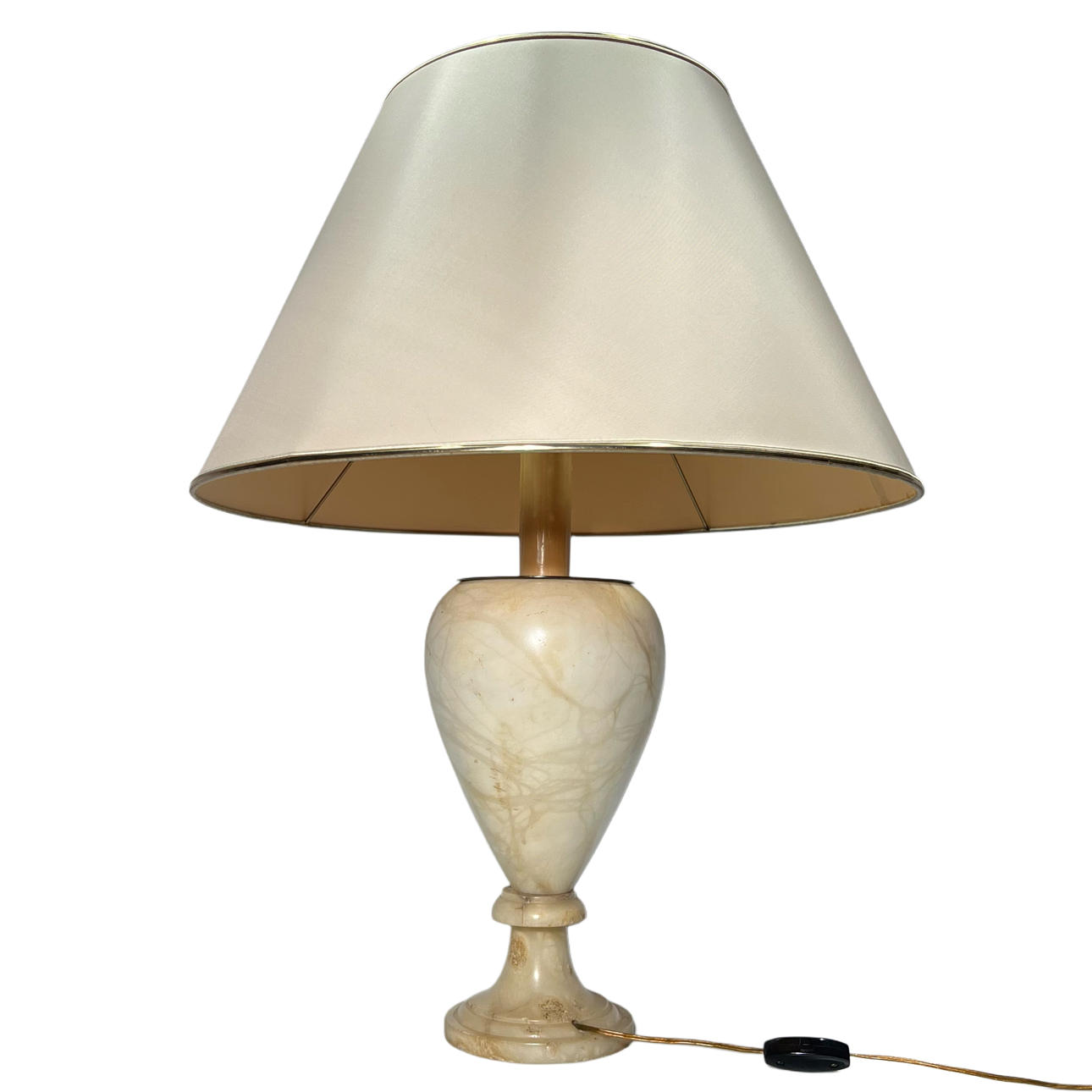 Lampe aus geschnitztem Alabaster mit Schleier.