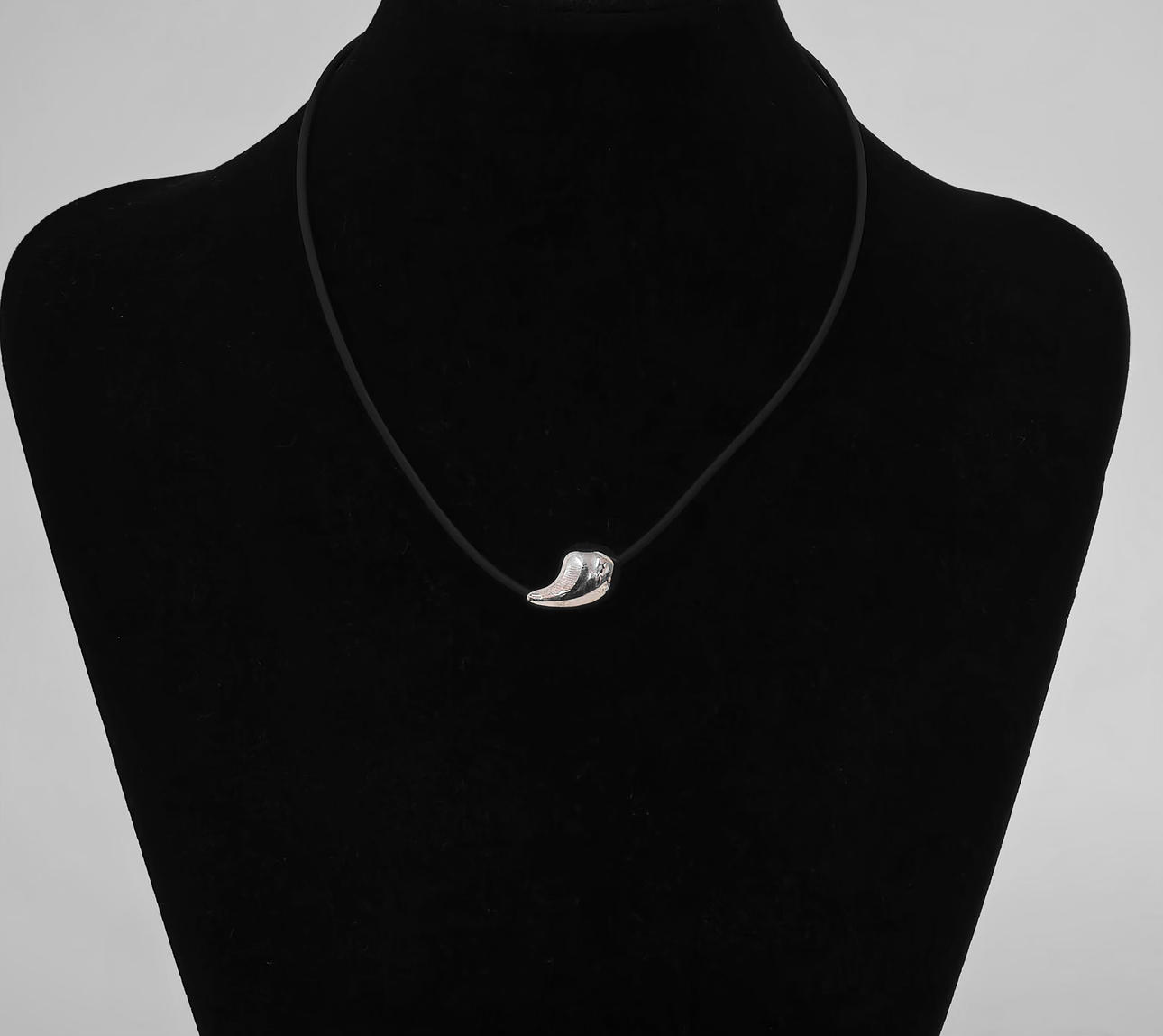 GUMMIHALSBAND MED SILVERDROPPE.