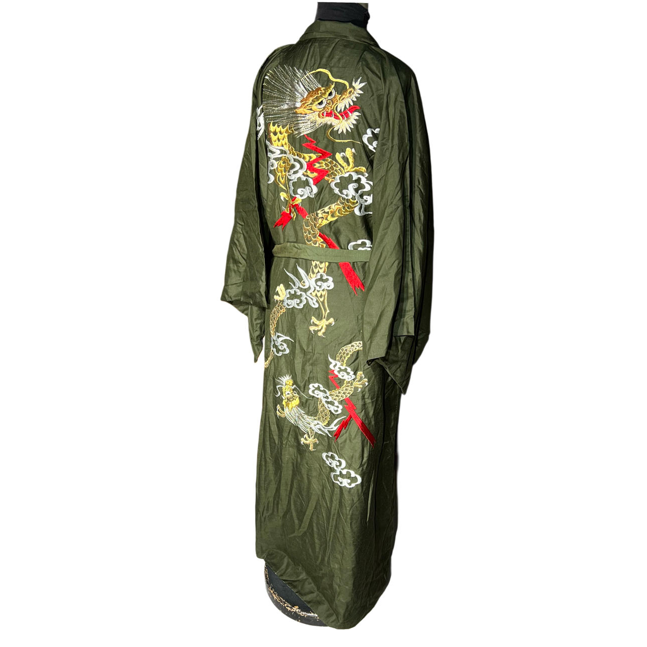 Bata japonesa en seda con bordado de dragones.