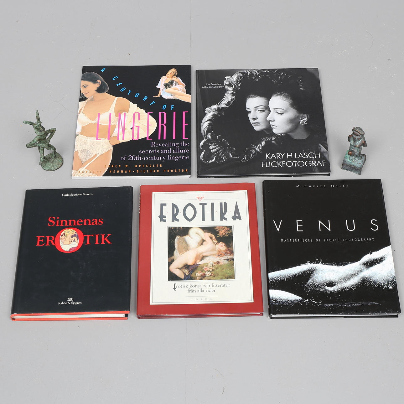 BÖCKER, 5 st, om erotik, samt FIGURINER, 2 st.