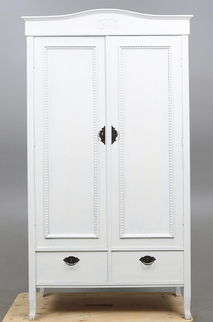 GARDEROBSSKÅP, jugend, 1900-talets första hälft.