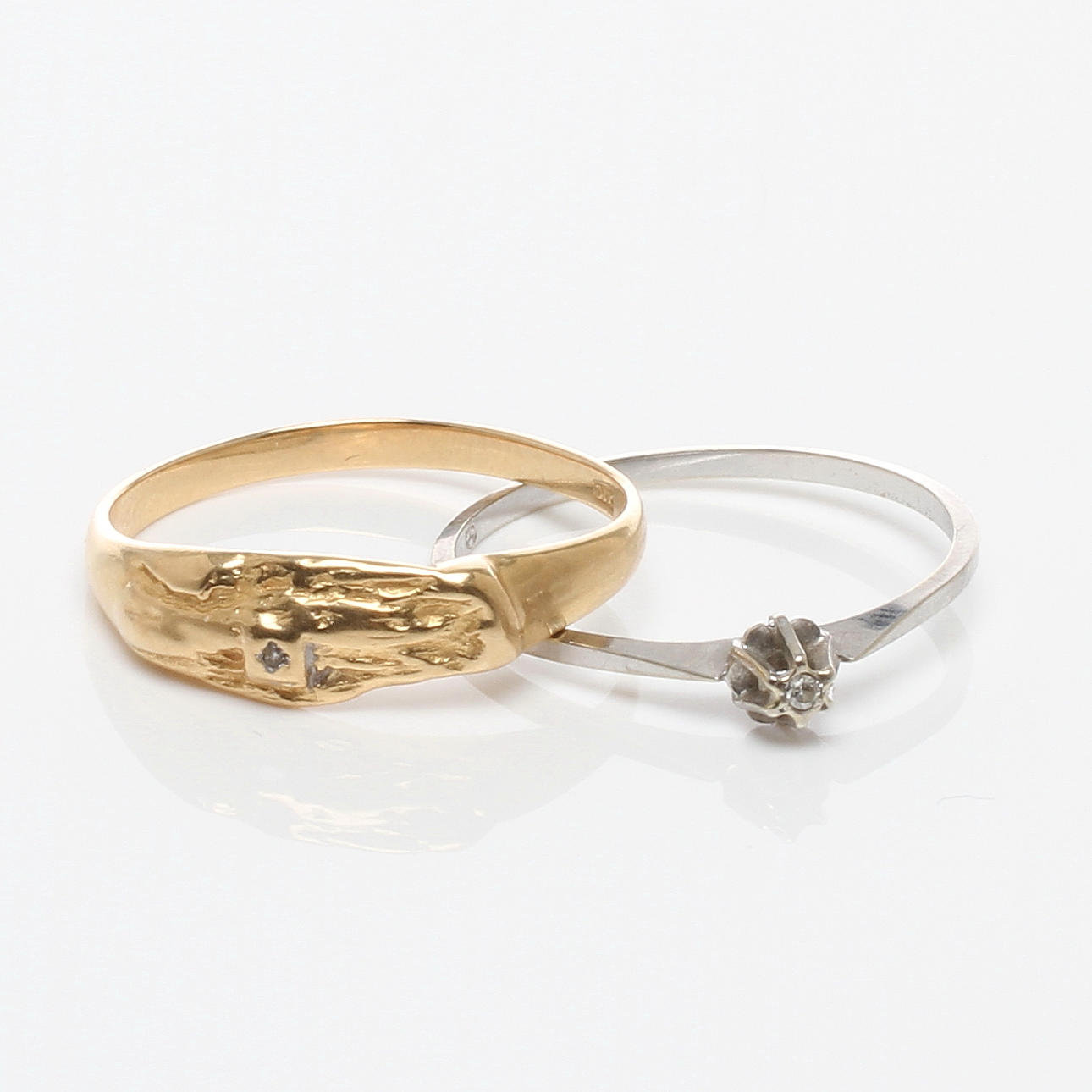 RINGAR 2 st, 18k guld varav en med diamant, 1900-tal.
