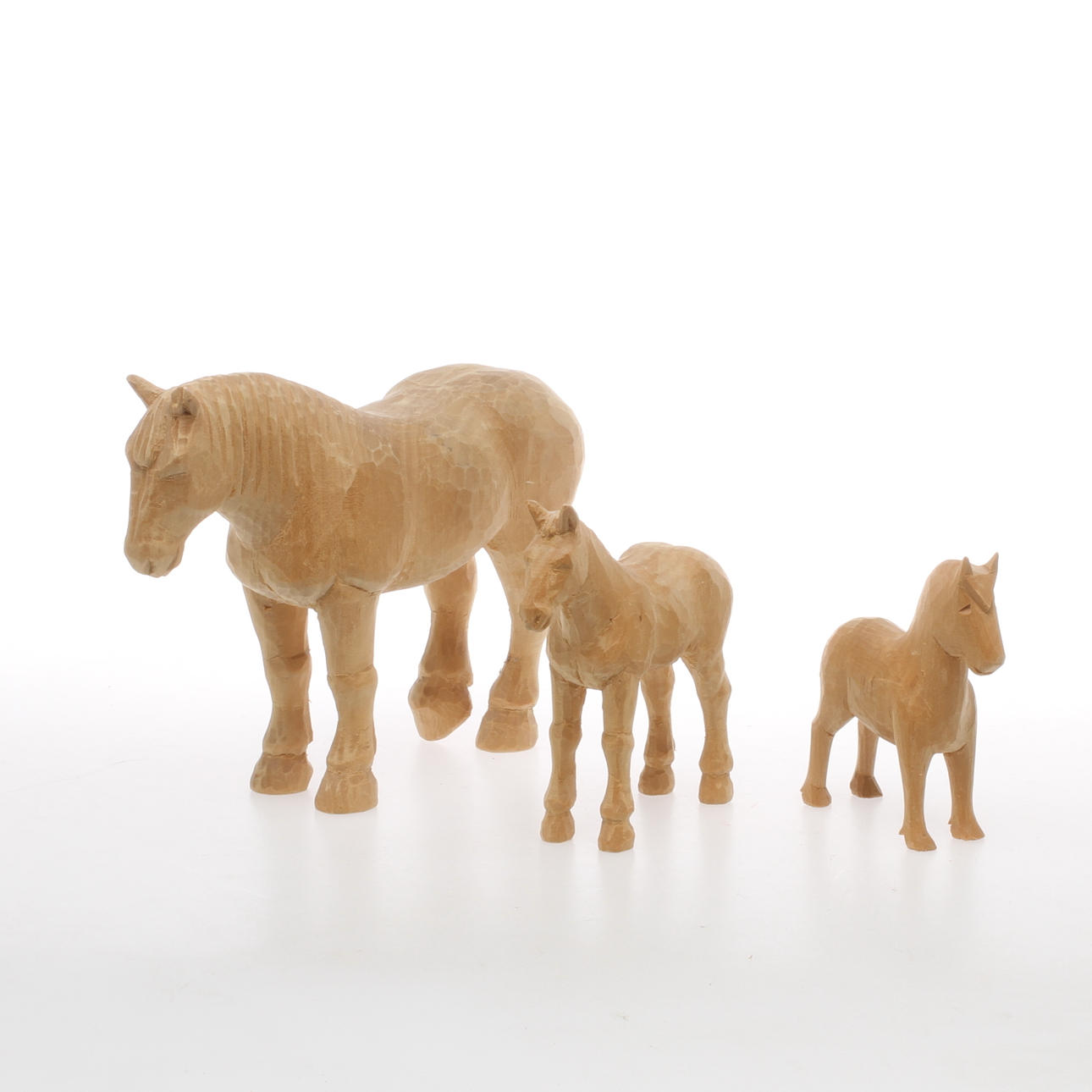 HÄSTFIGURINER, 3 st, träskurna, delvis signerade.