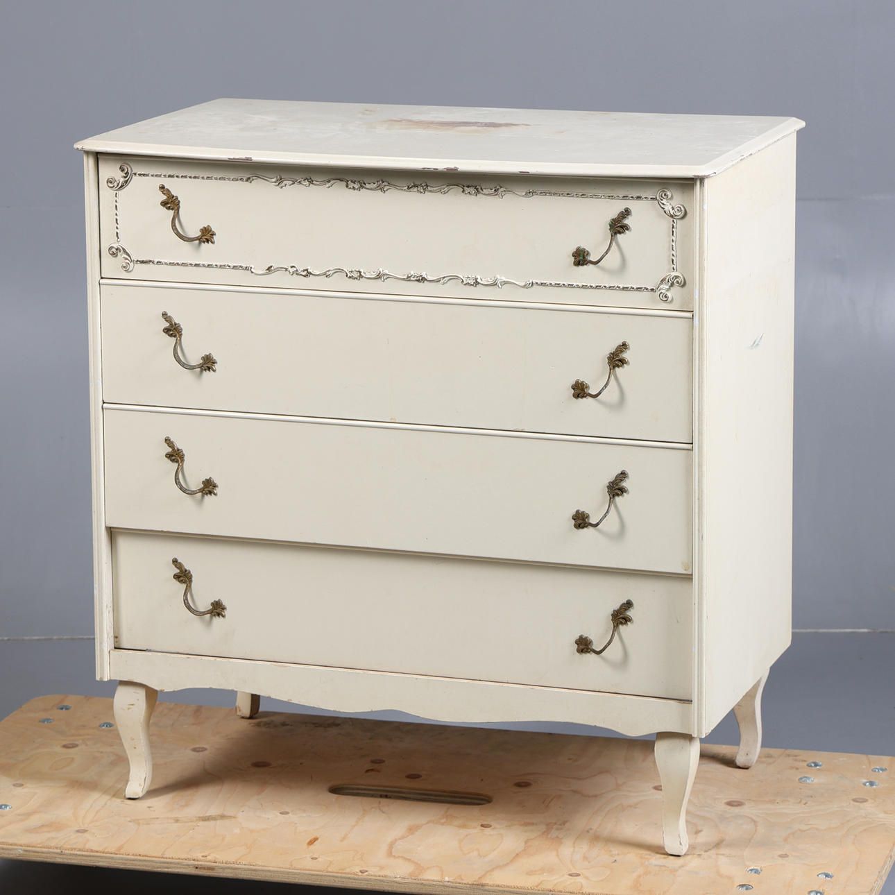 EN FRANSK STIL MÅLAD BYRÅ.