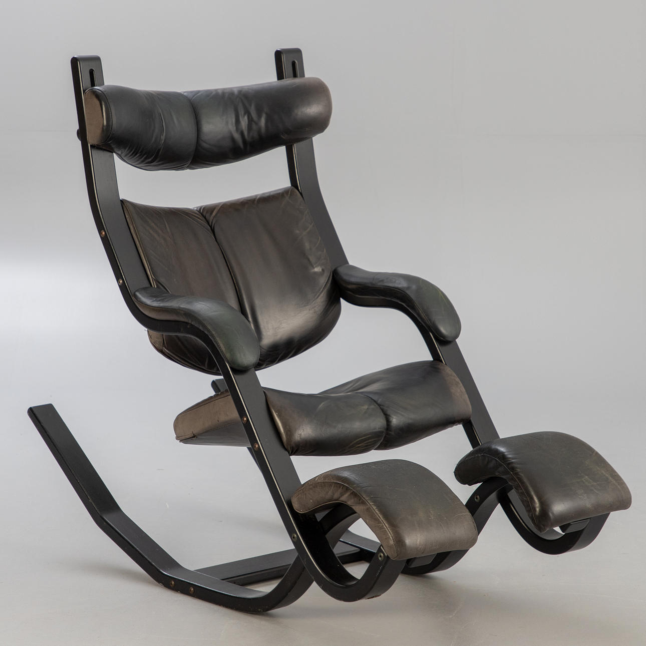 Peter Opsvik Stokkeen. Keinutuoli/ ”Varier Gravity Balans” nojatuoli.